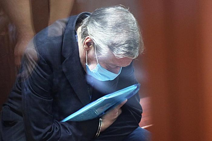 Прокуратура попросила суд оставить Ефремова в колонии