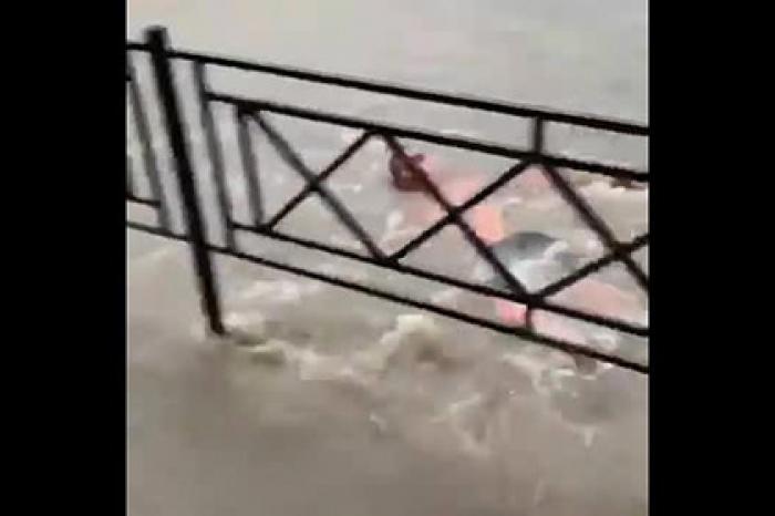 Россиянин проплыл по затопленной улице в Сочи и попал на видео