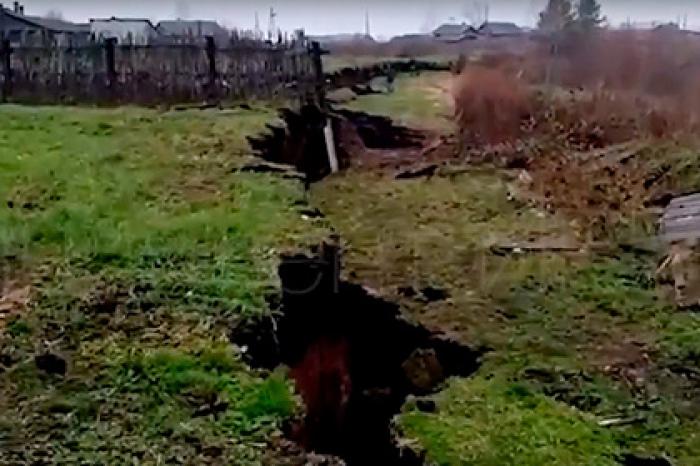 Российская деревня раскололась из-за гигантского оползня