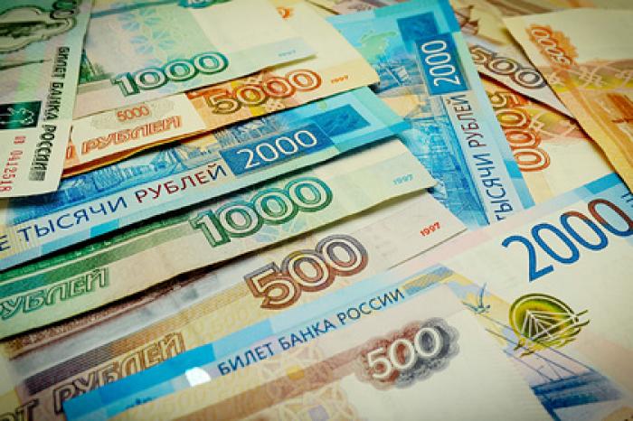 Российская школьница притворилась богатой и разбросала 30 тысяч рублей с балкона