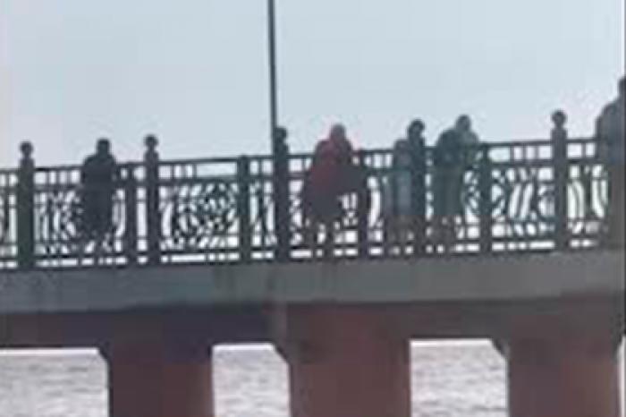 Спасение трижды прыгнувшей в Черное море при шторме отдыхающей попало на видео