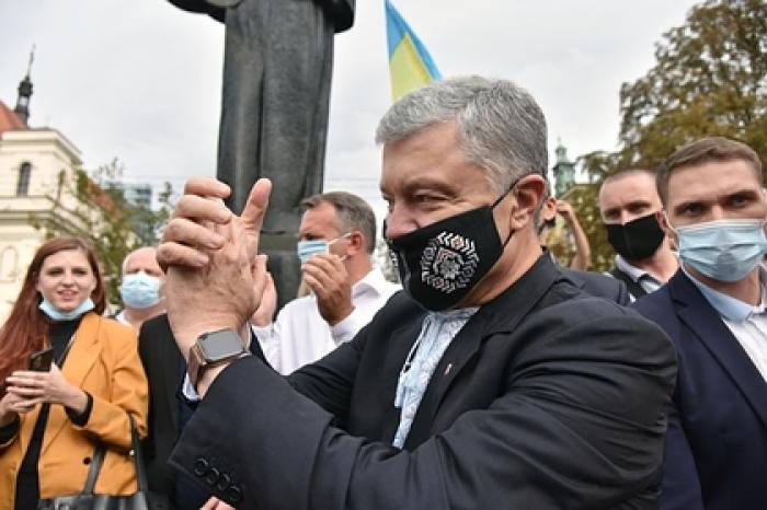 Стало известно о состоянии заразившегося коронавирусом Порошенко