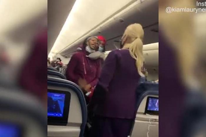 Стюардесса получила кулаком в лицо после замечания пассажирке и попала на видео