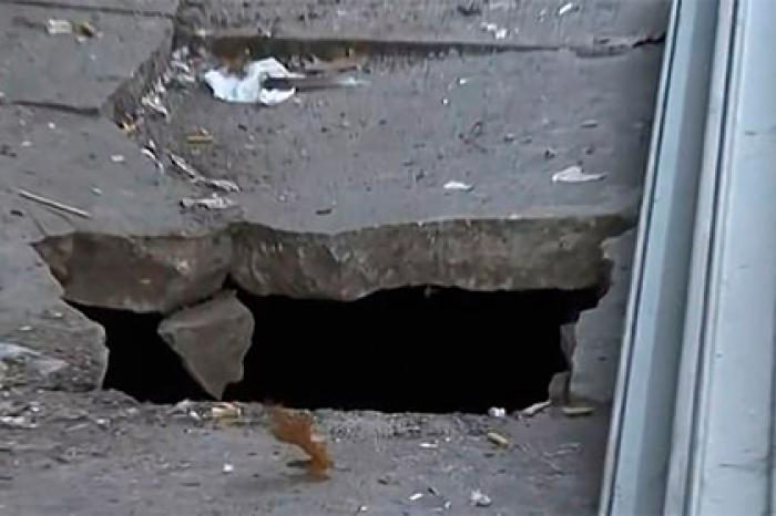 Сына утянуло в кишащую огромными крысами щель в тротуаре на глазах у матери