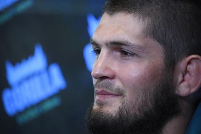 Тренер Макгрегора назвал причину для паники Нурмагомедова