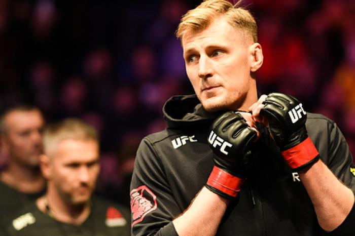 Волков нокаутировал Харриса на UFC 254