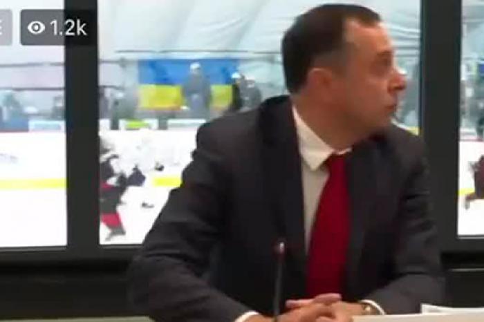 Зеленский испугался громкого звука и взволновал свою охрану