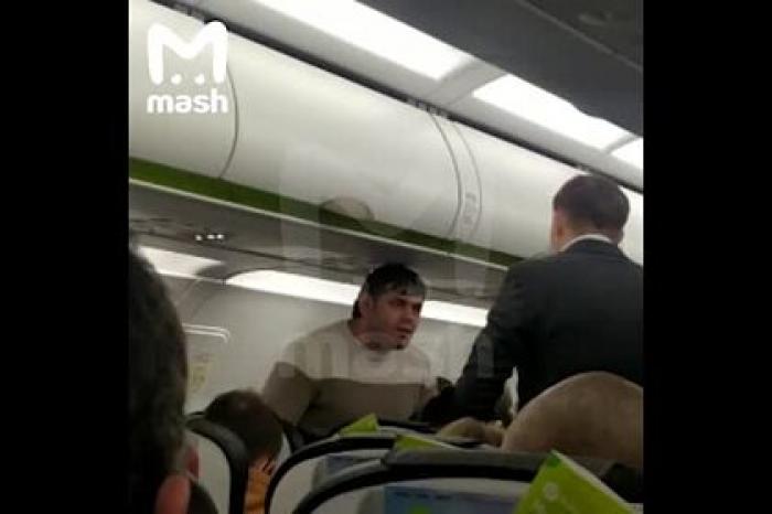 Буйного пассажира на борту летящего в Москву самолета сняли на видео