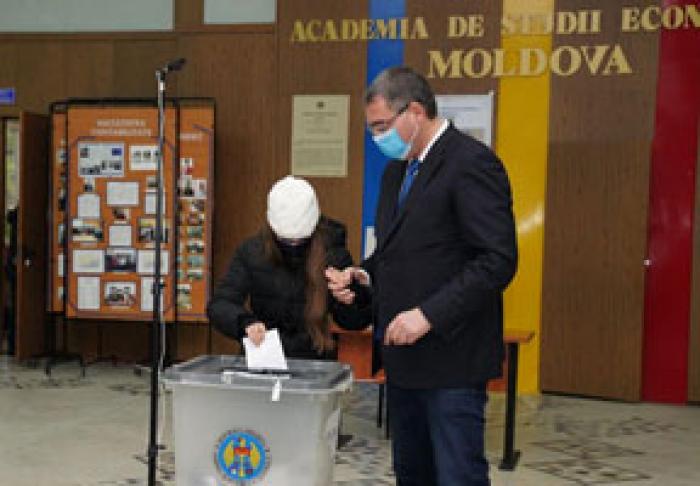 CANDIDATUL „PARTIDULUI NOSTRU” A VOTAT PENTRU „VIITORUL MOLDOVEI FĂRĂ SCHEME ȘI CORUPȚIE”