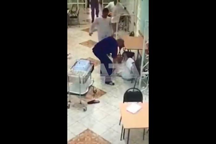 Драки санитаров и пациентов московской психбольницы попали на видео