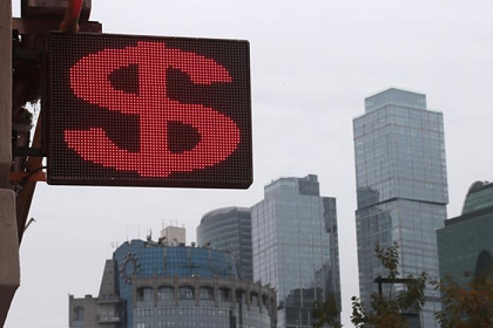 Курс доллара упал до минимума с 2018 года