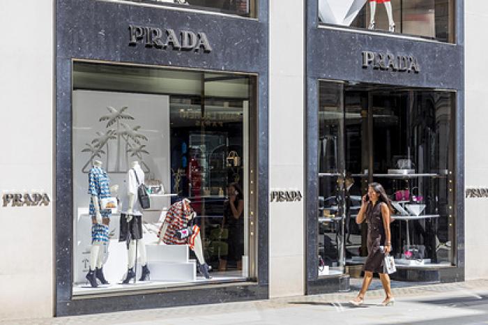 На сумки Prada за сотни тысяч рублей по ошибке поставили цены в 1400 рублей