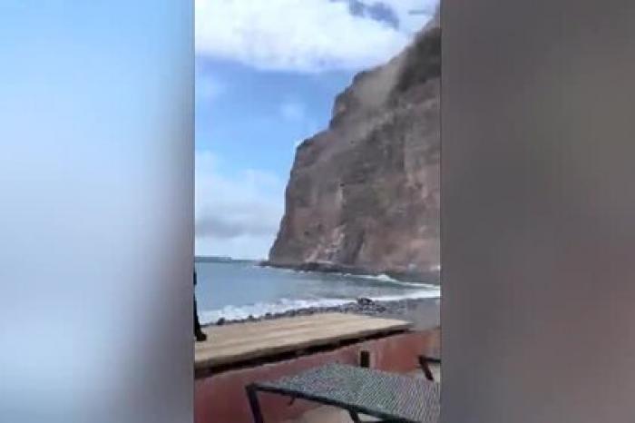 Обрушение огромной скалы в океан рядом с туристами сняли на видео