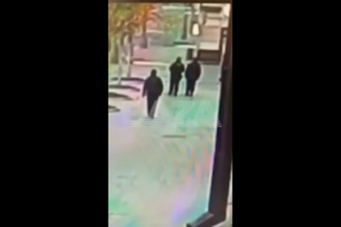 Появилось видео нападения на московских полицейских возле МВД