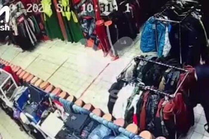 Появилось видео взрыва гранаты мужчиной в маске Деда Мороза на российском рынке