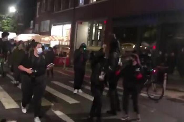 Протестующая в США обматерила полицейского, плюнула в него и попала на видео