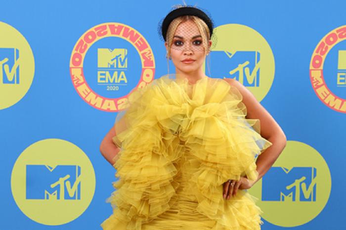 Прозрачный наряд рэперши стал одним из лучших на премии MTV