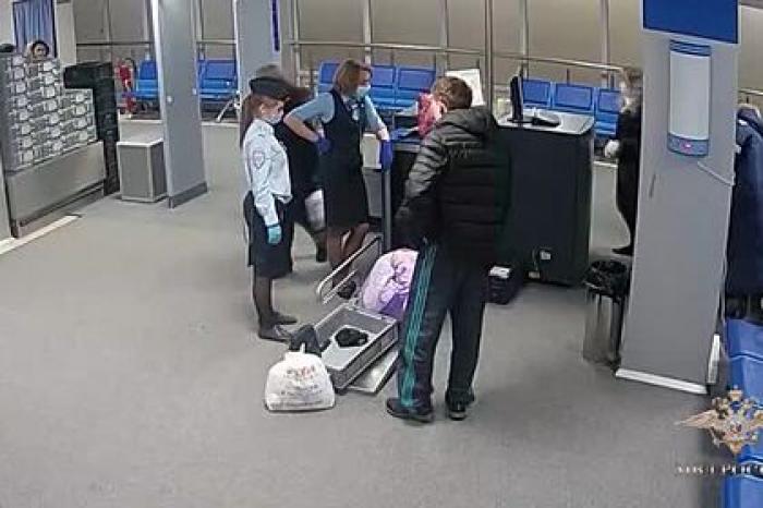 Россиянин устроил скандал в аэропорту из-за литра виски и попал на видео