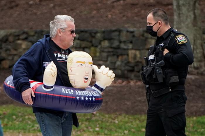 Сторонник Трампа подышал на женщин и получил обвинение в нападении
