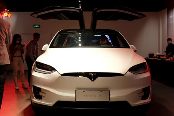 Tesla отзовет десять тысяч автомобилей из-за отлетающей крыши