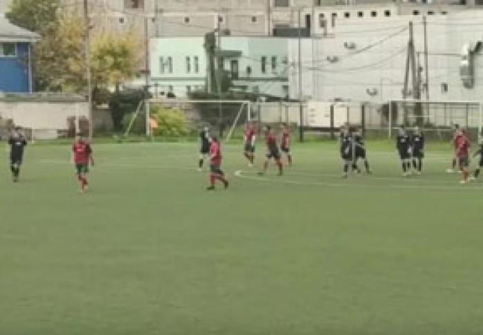 UN FOTBALIST A FOST DESCALIFICAT PENTRU UN AN ȘI AMENDAT PENTRU CĂ A LOVIT UN ARBITRU