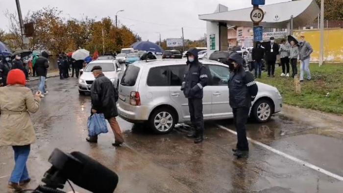 (VIDEO) Protest spontan. Postul de la Varniţa a fost blocat pentru a împiedica transportarea organizată a alegătorilor din stânga Nistrului