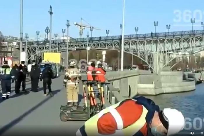 Внедорожник протаранил ограждение и упал в реку рядом с московским храмом