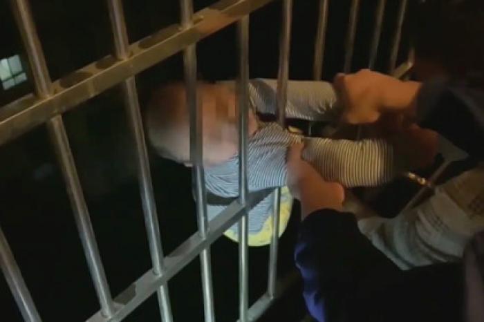 Выпавший с 13-го этажа двухлетний ребенок повис на оконной решетке и выжил