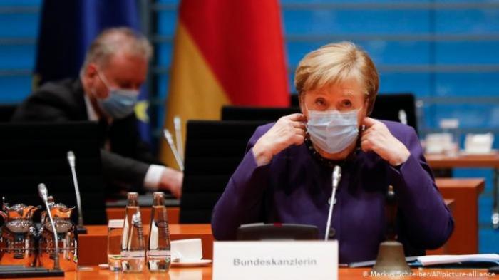 Angela Merkel vrea noi restricţii în faţa creşterii numărului de contaminări