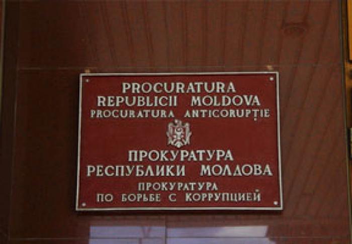 ŞASE FOŞTI DIRECTORI DE BANCĂ, IMPLICAŢI ÎN CAZUL FRAUDEI BANCARE, AU FOST PLASAŢI ÎN AREST LA DOMICILIU