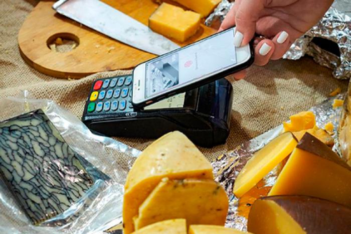 Банки захотели перевести россиян на цифровые карты