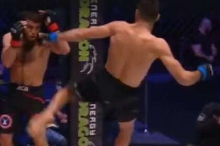 Боец MMA нокаутировал соперника двойным ударом