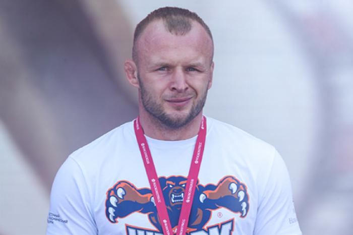 Боец Шлеменко обвинил женщин в разводах и призвал их «жертвовать и терпеть»