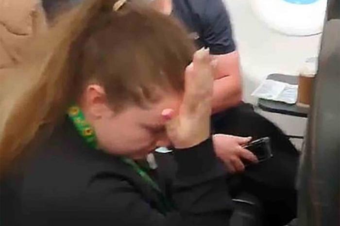 Члены экипажа унизили пассажирку из-за маски и довели ее до панической атаки