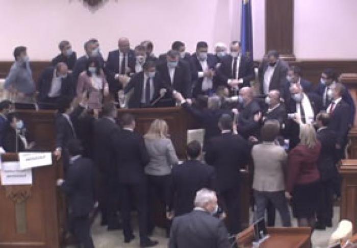 CIOCNIRI ÎN PARLAMENT ÎNTRE DEPUTAŢII DIN MAJORITATEA PARLAMENTARĂ ŞI OPOZIŢIE