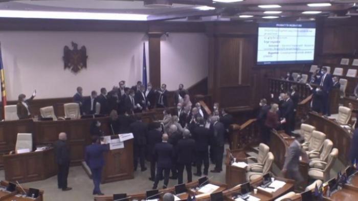 COD ROȘU de haos la Parlament