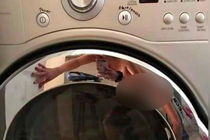 Девушка сделала фото стиральной машины на продажу и случайно попала голой в кадр