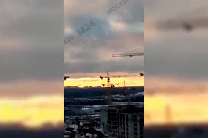 Дымящийся самолет над Москвой сняли на видео