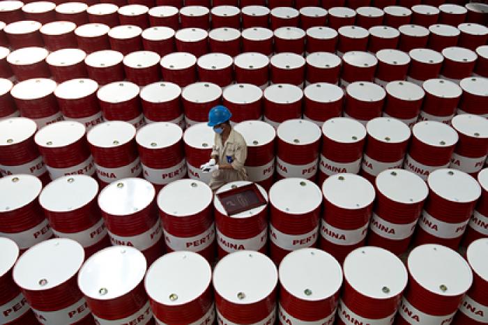 Миру предсказали миллионы баррелей лишней нефти