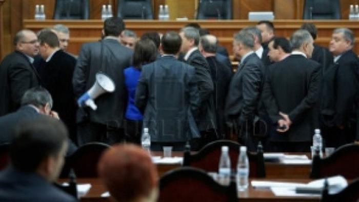 Moldova, sub COD ROȘU de iresposabilitate politică. Arenă de circ ieftin și spectacol de prost gust, la Parlament