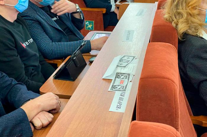 На Украине депутатов забросали фальшивыми долларами