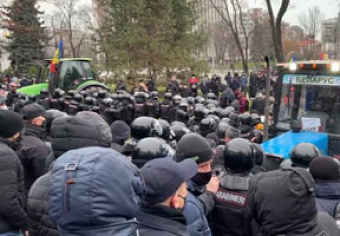 ÎN CENTRUL CHIȘINĂULUI, FERMIERII AU BLOCAT TRAFICUL ȘI AU ÎNCERCAT A RUPE LA PARLAMENT