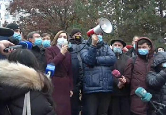 ÎN FAȚA PARLAMENTULUI SE DESFĂȘOARĂ UN PROTEST