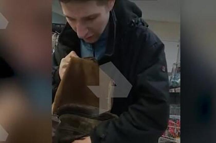 Охранник магазина в Москве бил воров продуктов и снимал это на видео