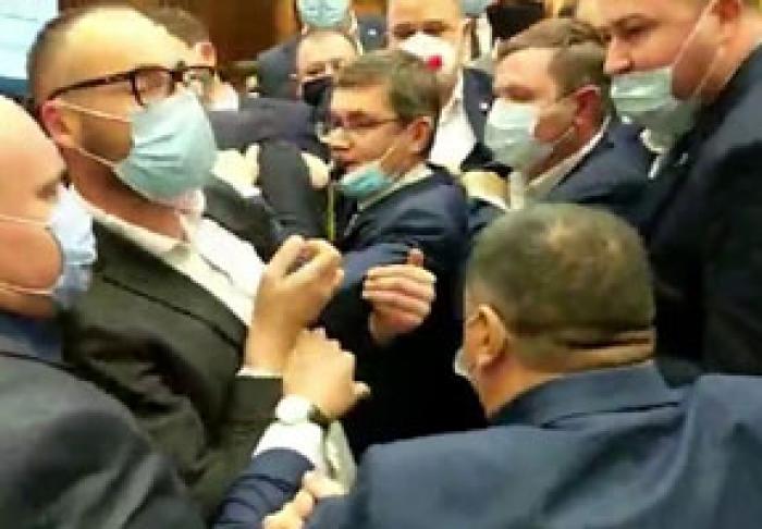 OPOZIŢIA ŞI-A ANUNŢAT DISPONIBILITATEA DE A BLOCA TRIBUNA PARLAMENTARĂ PÂNĂ CÂND O SERIE DE PROIECTE VOR FI EXCLUSE DE PE ORDINEA DE ZI