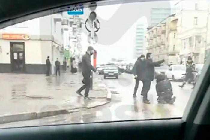 Опубликованы кадры с места нападения боевиков на полицейских в Грозном