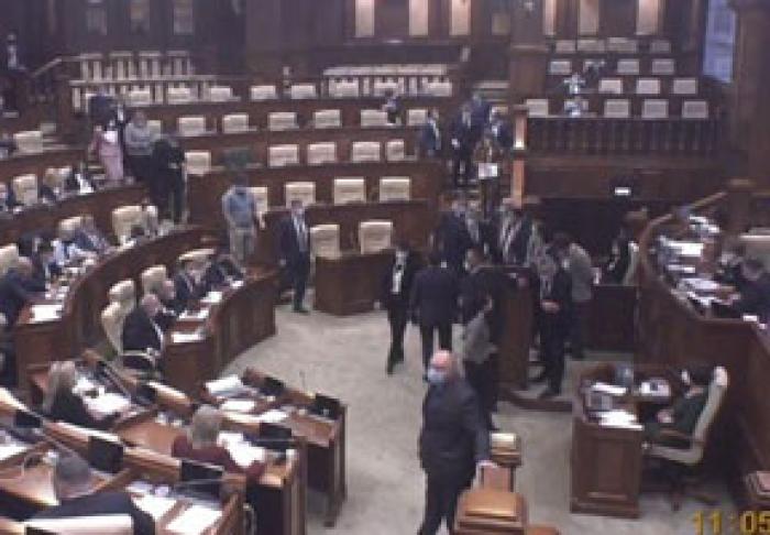 PARLAMENTARII OPOZIȚIEI AU BLOCAT TRIBUNA PARLAMENTULUI, PERTURBÂND SESIUNEA PLENARĂ