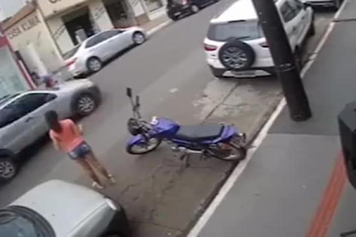 Подросток в последний момент спас сестру из-под колес машины и попал на видео