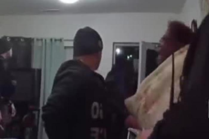 Полицейские по ошибке арестовали невиновную голую женщину и попали на видео