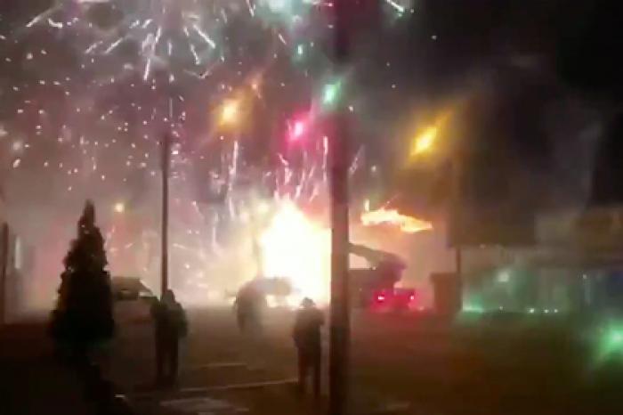 Пожар на рынке с пиротехникой в российском городе попал на видео